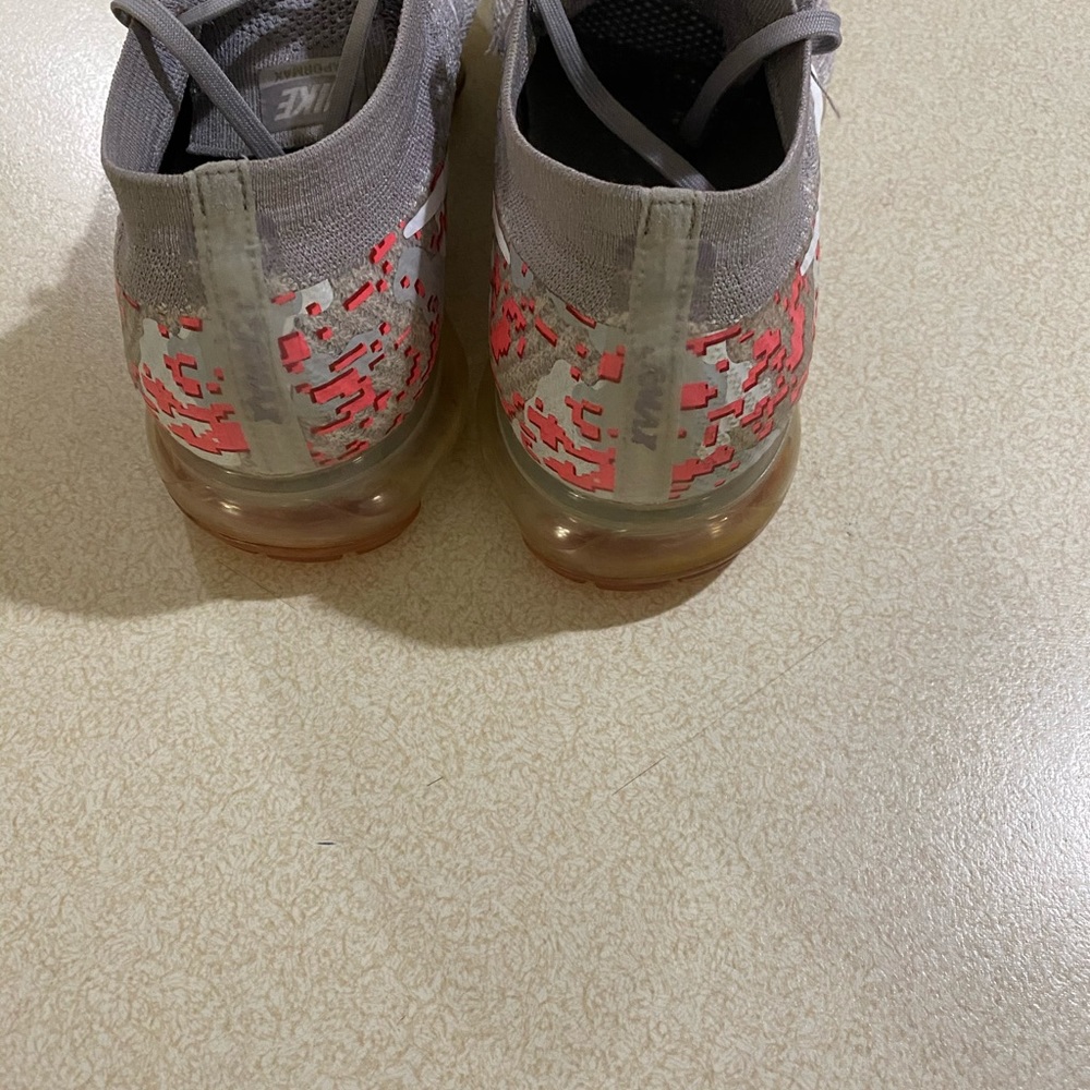 Shoes - Picture 4 of 5